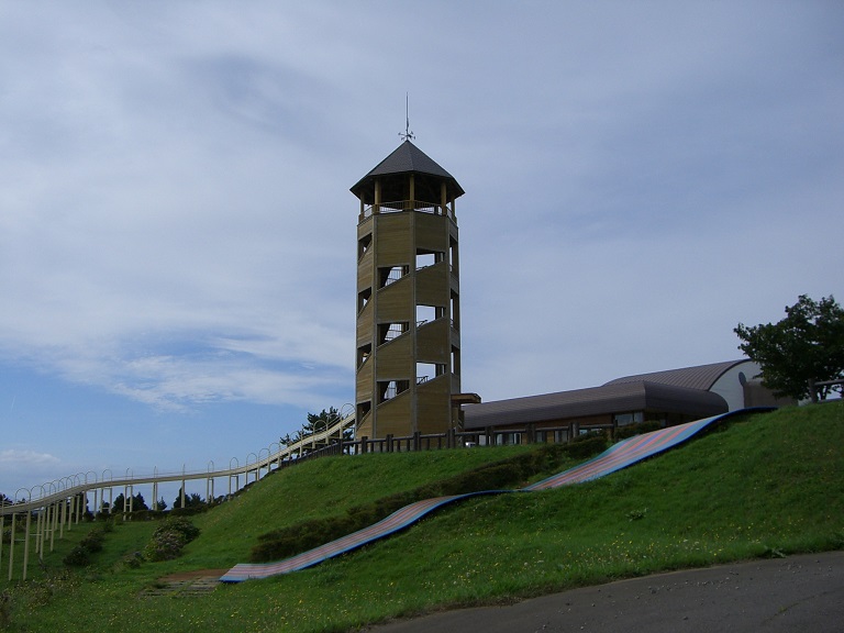 展望塔と136mの滑り台