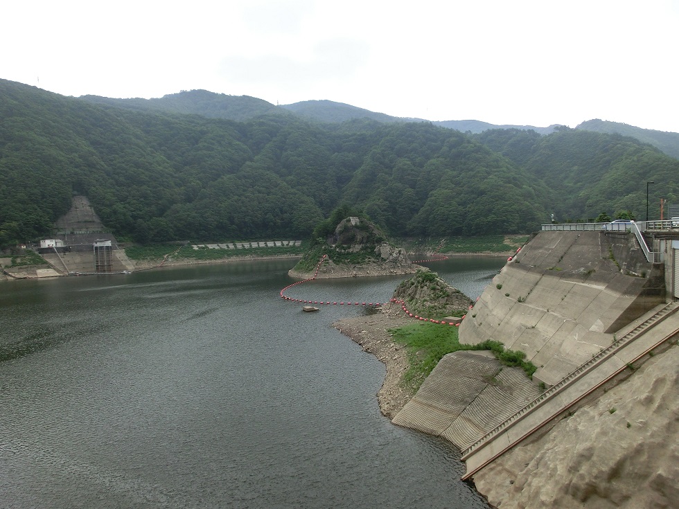 湯田ダムから見る錦秋湖
