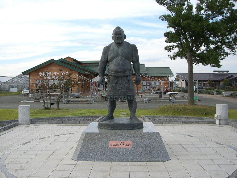 丸山権田左衛門の銅像