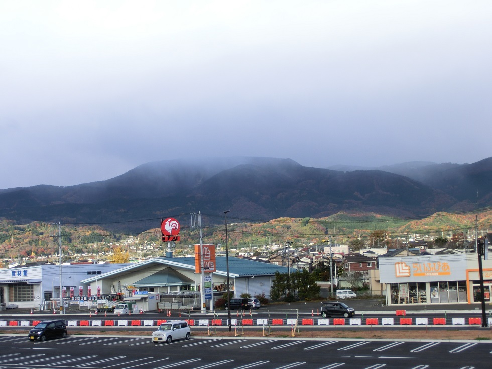 駅から見える阿津賀志山