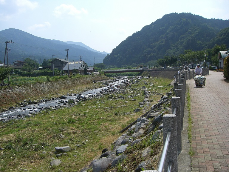 駅横を流れる道志川