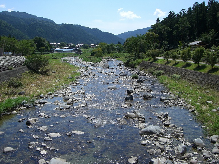 駅から見る加子母川の風景