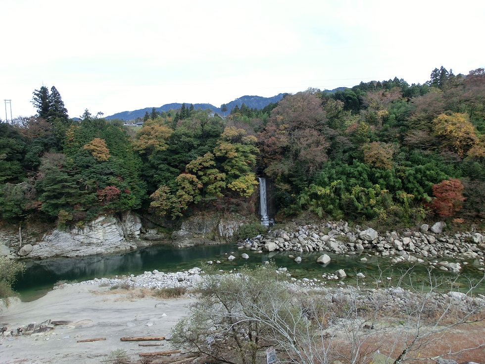 駅から見る木曽川の風景