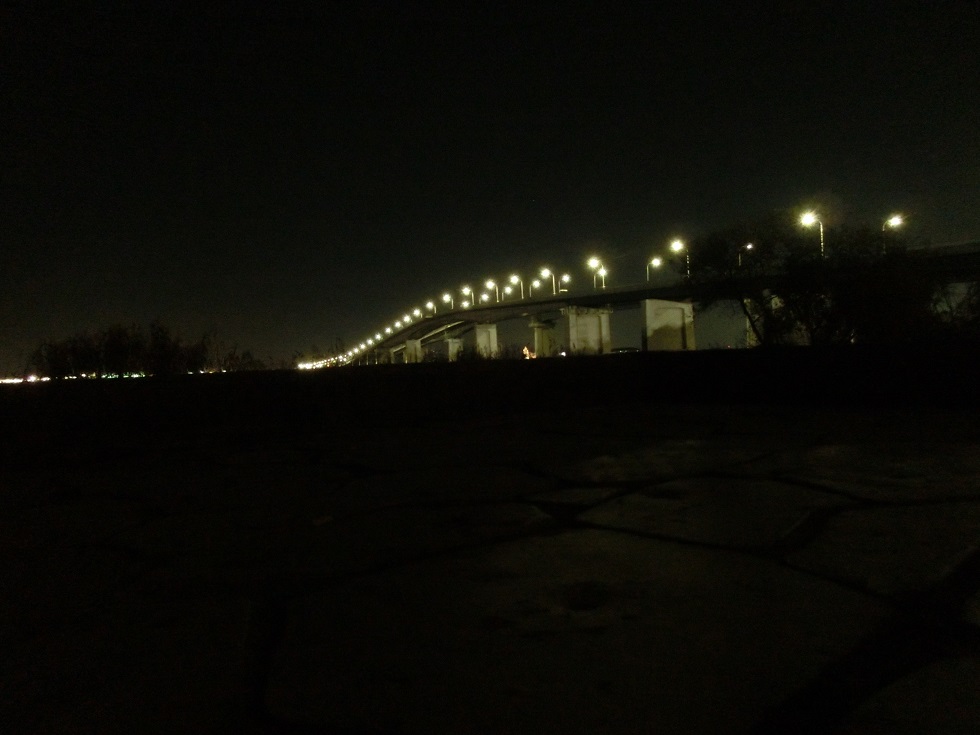 夜間ライトアップされた琵琶湖大橋