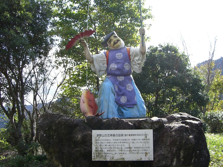 津野山古式神楽のモニュメント