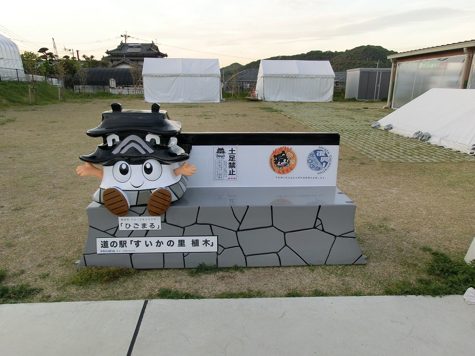 「ひごまる」と熊本城ベンチ