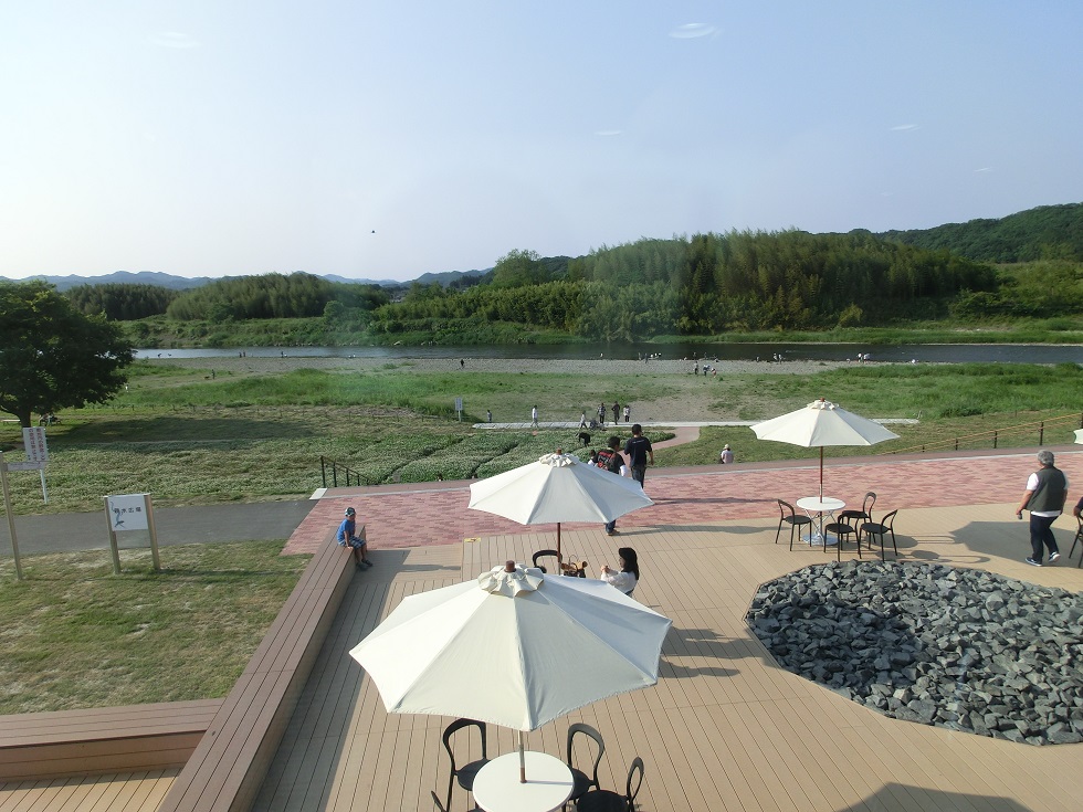 道の駅 | 常陸大宮 | テラス席と久慈川の風景