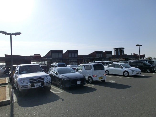 道の駅 | 季楽里あさひ | 駐車場はほぼ満車状態