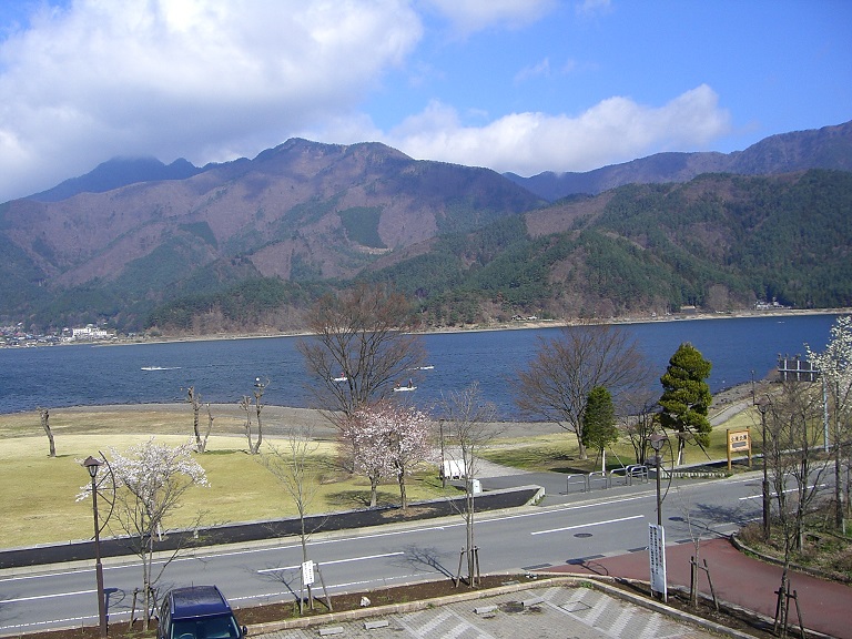 「道の駅　かつやま」の展望台から見る小海公園と河口湖の写真