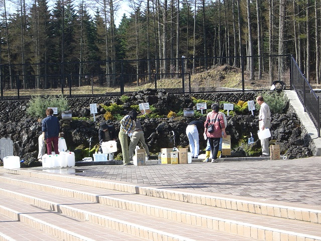 富士山伏流水の水汲み場の写真
