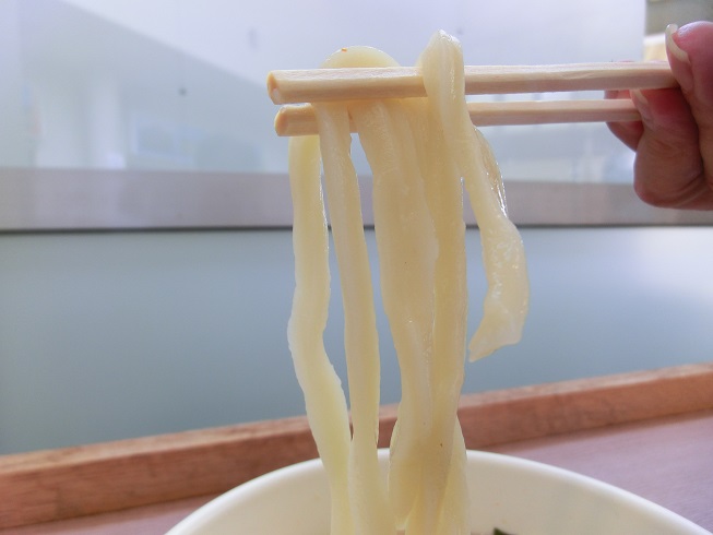 麺が極太で固い「吉田のうどん」の写真
