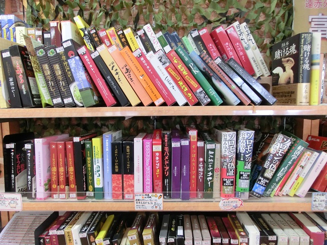 物産館の中にある「カレー本棚」の写真