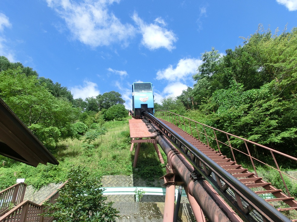 道の駅「南きよさと」の山麓エリアと山頂エリアを結ぶリフトカー「こいのぼり号」の写真