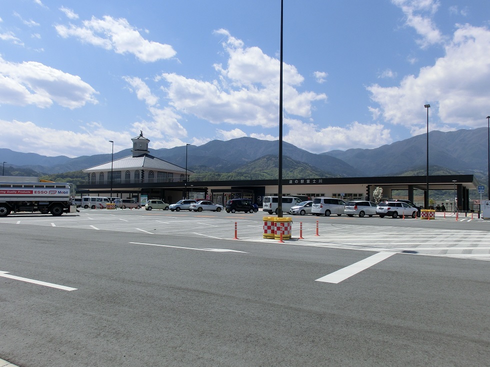 道の駅「富士川」の物産館とレストランが入る駅施設の写真