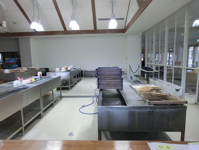 道の駅「にしじま和紙の里　かみすきパーク」の紙漉き体験施設の作業場の写真