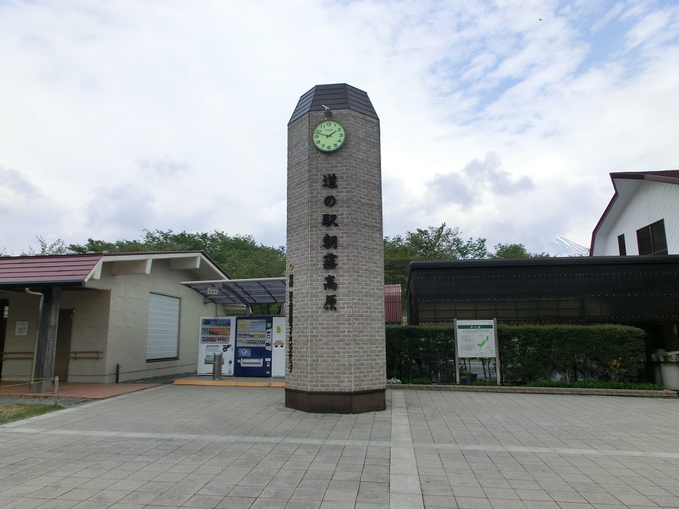 道の駅「朝霧高原」にあるサイロを模した時計台の写真