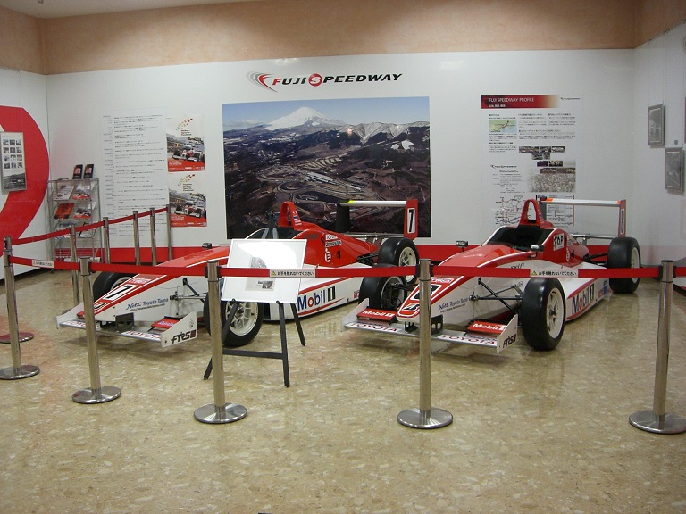 レーシングカーの展示