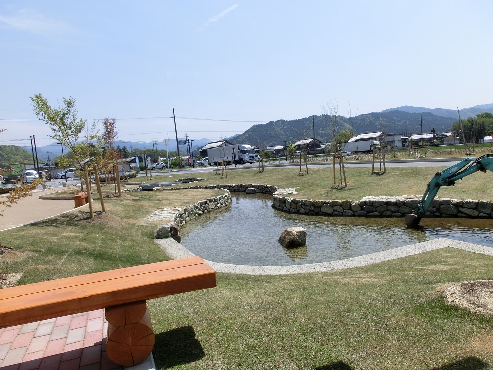 道の駅 | せせらぎの里こうら | 用水路をイメージした池