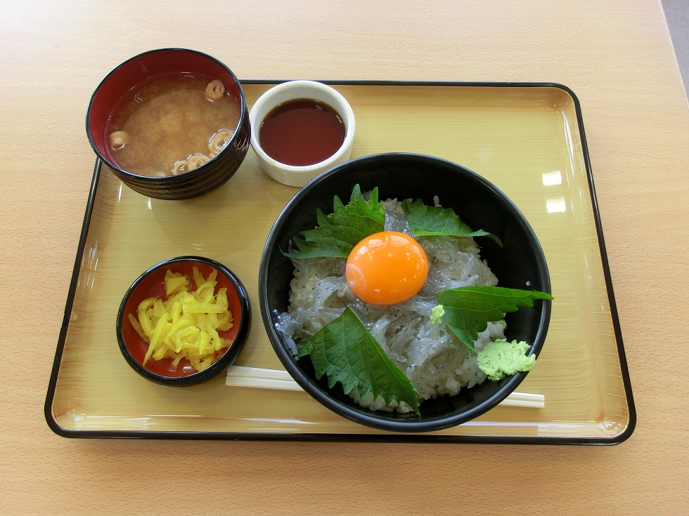 「丘の上食堂」の人気メニューの「生しらす丼」の写真