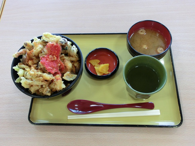 「丘の上食堂」の人気メニューの「山海天ちらし丼」の写真