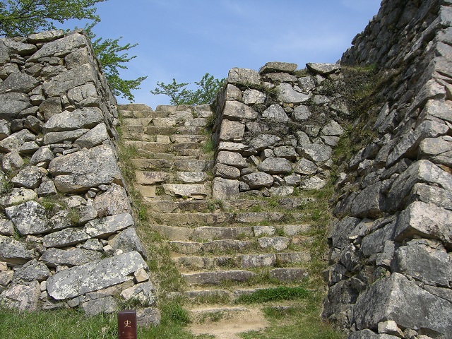竹田城跡の天守台に登る石段の写真