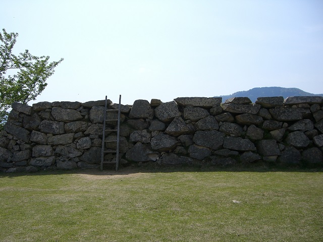 竹田城跡の天守台に向かう梯子の写真
