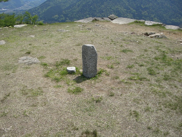 竹田城跡の天守台にある小さな石碑の写真