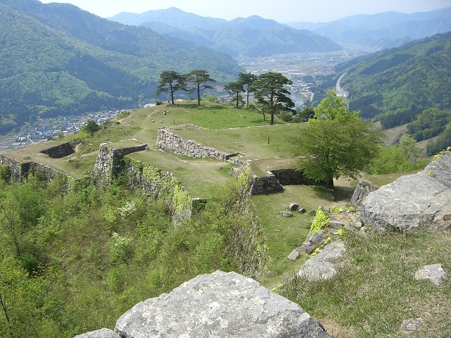 竹田城跡の天守台から俯瞰した竹田城跡の写真