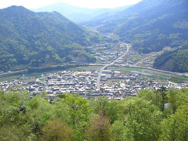 竹田城跡の天守台から俯瞰した朝来市の町並みの写真