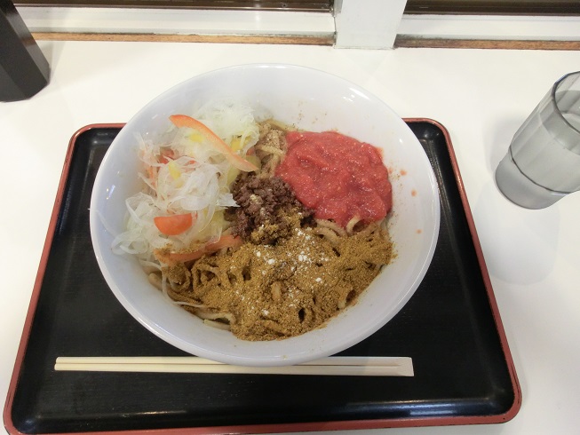 「道の駅　やぶ」名物のカレー油そばの写真