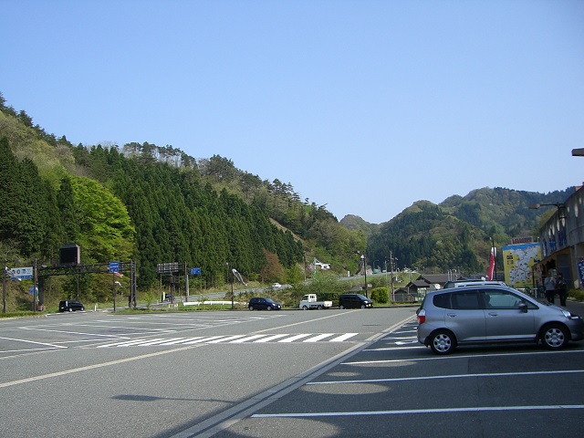 「道の駅　ハチ北」の大きな駐車場の写真