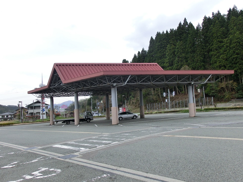 「道の駅　ハチ北」にある屋根付きのチェーン着脱所の写真