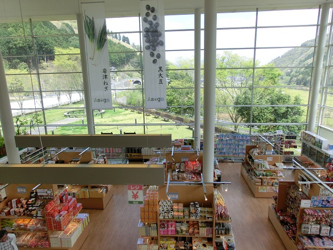 「道の駅　フレッシュあさご」の物産館の写真