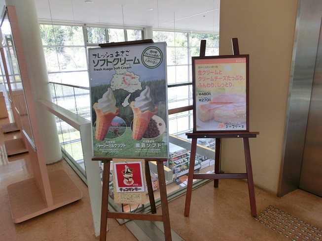 レストランで人気のソフトクリームとチーズケーキの写真