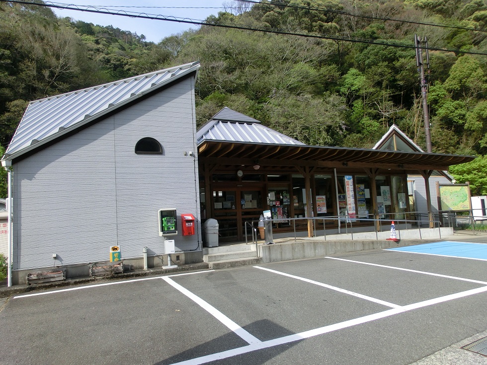 木造の小さな駅施設
