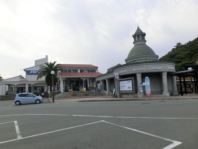 道の駅 | 宍喰温泉 | 物産館が入る建物