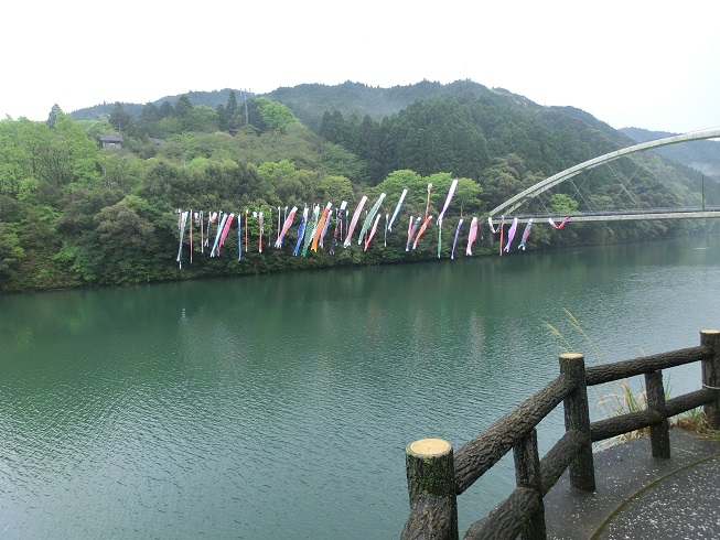 道の駅 | もみじ川温泉 | あじさい湖に架かる鯉のぼり