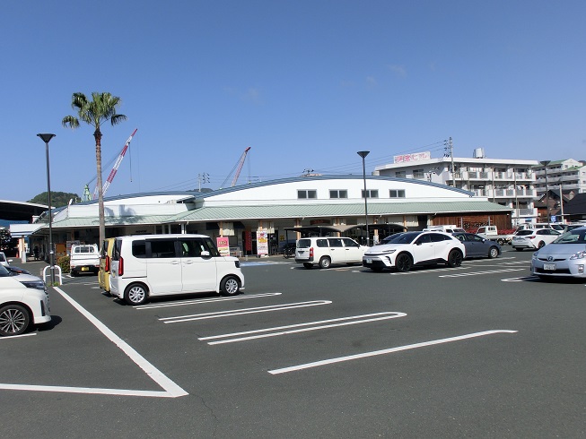 道の駅　うわじま　きさいや広場 | 駐車場と駅施設