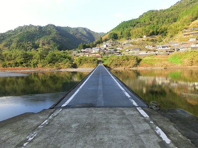 洪水に備えた欄干の無い「岩間の沈下橋」の写真