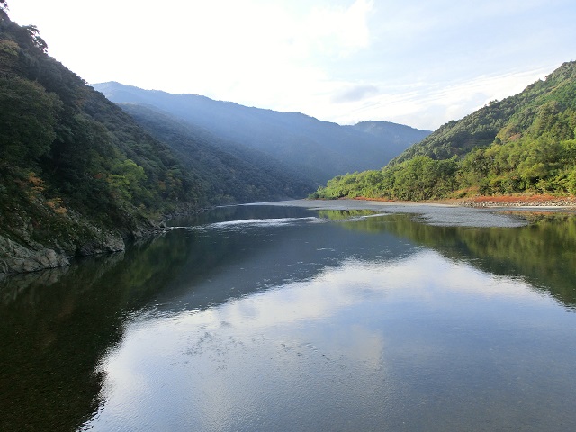 岩間の沈下橋の中央から見た四万十川の風景の写真。
