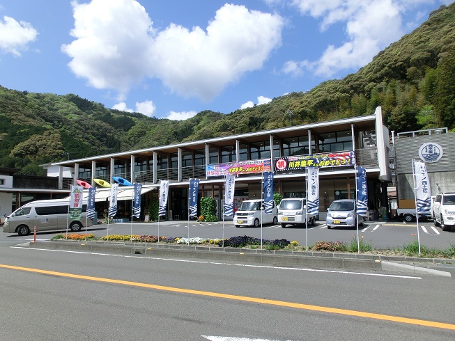 道の駅「よって西土佐」の2階建ての駅施設の写真